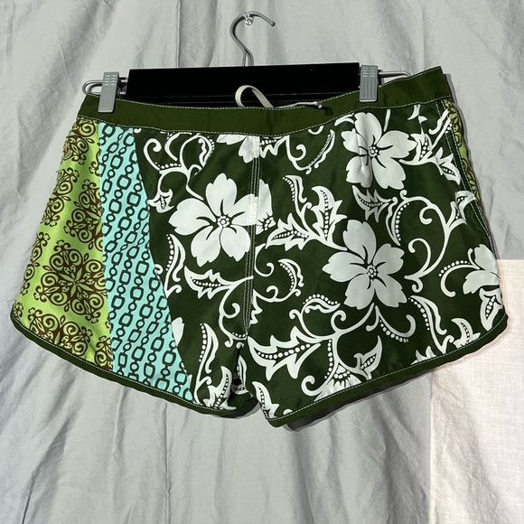 Roxy board shorts - Picture 2 of 4